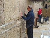 فان دام يزور حائط البراق ويرتدى القلنسوة اليهودية