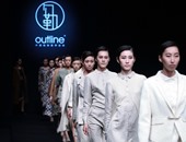 الأبيض يتصدر عرض أزياء  Li Zhen  بأسبوع الموضة بالصين