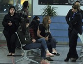 لحظات الترقب على وجوه أهالى ركاب الطائرة المصرية المنتظرين فى مطار القاهرة
