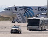 قبرص: لا توجد متفجرات على متن الطائرة المصرية.. والخاطف يطلب اللجوء