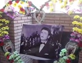 لابسين شارلستون وتسريحة الستينيات .. عشاق العندليب يغنون أمام قبره فى ذكرى رحيله