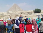 بالصور.. توافد الرحلات المدرسية على الأهرامات بعد فتحها للطلبة مجانا