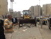 القاهرة تزيل إشغالات شارعى الأقصر ورضوان بالمطرية لفتحهما أمام السيارات