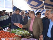 محافظ الإسماعيلية يتفقد منفذ بيع السلع الأساسية والغذائية بقرية "أبو سلطان"