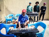 أحمد .. شاب مصرى يتحدى الإعاقة بالموهبة ويعزف على البيانو