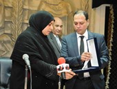 بالفيديو.. والدة الشهيد محمد أيمن توزع جوائز الدكتورة نوال عمر على المتميزين صحفيا ودراسيا