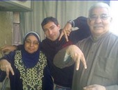 الزئبقى محمد بركات ينشر صورته مع والديه على "انستجرام": ربنا يبارك فى أمى