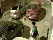 بالفيديو.. كاميرات المراقبة تفضح "حرامى" أغطية السيارات فى أسيوط