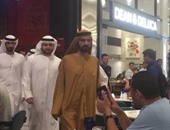 بالصور.. حاكم دبى يتناول الغداء فى أحد المطاعم العامة دون حراسة