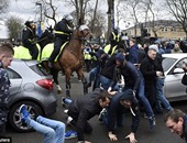 بالصور.. اشتباكات بين الشرطة والجماهير قبل مباراة توتنهام وأرسنال