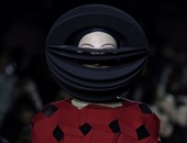 قبعات تغطى الوجه و أزياء غريبة فى اليوم الخامس لأسبوع الموضة بباريس