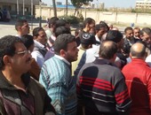 بالصور.. إضراب عمال سجاد دمنهور التابع للأوقاف للمطالبة بزيادة مرتباتهم