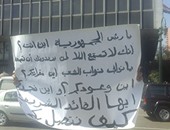 مواطن يصرخ أمام البرلمان: "فين نواب الشعب مش عارف أقابلكم"‎