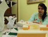 بالفيديو.. نانسي.. طالبة بهندسة تستخدم ورق المحاضرات لصناعة “الأوريجامي”
