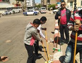 بالصور.. رفع أطنان القمامة المتراكمة فى شوارع أسوان بعد إنهاء إضراب المؤقتين