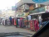 "صحافة المواطن"..الباعة الجائلين وسائقى التوك توك يغلقون شارع العشرين بالهرم