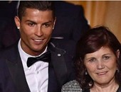 فى يوم المرأة.. كريستيانو رونالدو مع والدته والشاب خالد يهدى أغنية للنساء