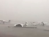 رواد مواقع التواصل يتداولون فيديو لتحطم طائرات بمطار أبو ظبي بسبب العاصفة