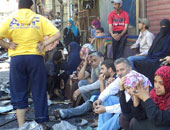 شكوى من الباعة الجائلين على سلالم كوبرى المنيب للمشاة