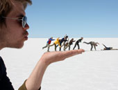 بالصور.. جنون الخيال.. أجمل 20 خدعة بصرية بعدسات الكاميرات.. رجل يأكل زوجته.. وشاب يلتهم السحاب.. وآخر يضع الشمس فى يده.. وراقصة باليه ترتدى وردة.. وامرأة تحتضن برج بيزا المائل.. وطفلة تلعب بالطائرات