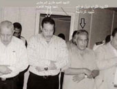 نشطاء يتداولون صورة قديمة للشهيدين "فراج والمرجاوى" وهما يصليان