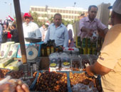 تمر وسواك فى مظاهرات الإسلاميين.. وأعلام وذرة فى التحرير والاتحادية