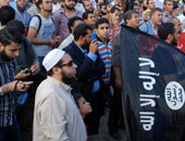 أعضاء الإخوان ترفع أعلام تنظيم داعش الإرهابى فى مسيرة بعين شمس
