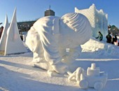 النحت على الجليد.. الإبداع يحول الطقس السيئ لفن ثلاثى الأبعاد