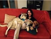 النجمة التركية هازال كايا تحتضن كلابها على "إنستجرام"