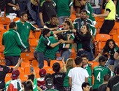 بالفيديو.. مشجعة مكسيكية تفض مشاجرة فى المدرجات