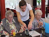 بالصور.. طلاب ألمان يقضون ساعات طويلة فى خدمة كبار السن دون مقابل
