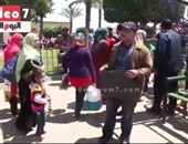 بالفيديو.. توزيع أكياس «قمامة»على المواطنين بحديقة الفسطاط فى احتفالات شم النسيم