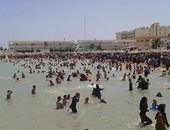 أهالى شمال سيناء يهربون إلى البحر بسبب الموجة شديدة الحرارة