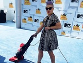 كيلى أوسبورنى تنظف مكان حفل “MTV Movie Awards “ بالـ"مكنسة"