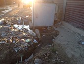 محول كهرباء محاط بالمياه والقمامة يهدد حياة المواطنين ببورسعيد