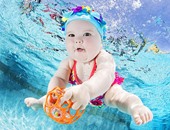 علموا أبناءكم السباحة.. صور لأطفال تحت الماء للتوعية من خطر الغرق