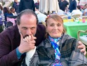 خالد الصاوى يقبل يد الفنانة فيروز.. ويؤكد: إمبراطورة الموهبة