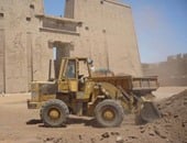 بالصور.."حقوق العاملين بالآثار"إدخال معدات نقل ثقيلة فى معبد إدفو كارثة
