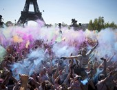 الآلاف يشاركون فى ماراثون الألوان بالعاصمة الفرنسية باريس