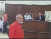 بعد الحكم بسجن مرسى.. بديع ورفاقه يرفعون علامة رابعة من داخل القفص