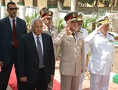بالصور.. محافظ القاهرة وقائد المنطقة المركزية يضعان زهورا بقبر الجندى المجهول