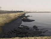 بالصور.. إزالة آثار التلوث الزيتى الناتج عن إحدى شركات البترول بالسويس