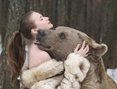 عارضات أزياء روسيات يلتقطن صورا لهن مع "دب روسى" يزن 700 كيلو