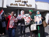 مؤيدو مبارك يهتفون أمام "المعادى العسكرى": "واحد اثنين أيام مبارك فين"