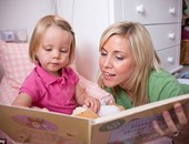 بالصور.. قراءة قصة قبل النوم لطفلك تنمى عقله وذكاءه