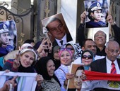 احتفال أنصار مبارك بعيد تحرير سيناء أمام مستشفى المعادى العسكرى