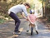خلى بالك.. القانون يحدد عمر قيادة الطفل لدراجة في الطريق العام