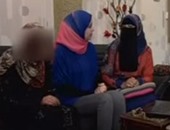 بالفيديو.. طالبات يعرضن "سيديهات مدرس البحيرة" ويؤكدن: تحتوى مواد إباحية