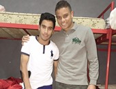 سعد سمير يواسى لاعب الأهلى المُصاب بالرباط الصليبى