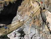 قرويون يعرضون حياتهم كل عام للخطر من أجل تجديد جسر قديم على ارتفاع 30 مترا